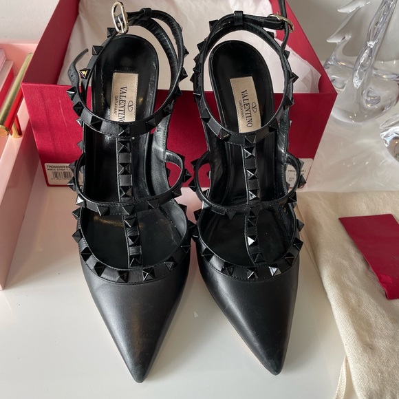Valentino Garavani Rockstud ankle strap pump in calfskin leather. Size 37.5 - Picture 2 of 12